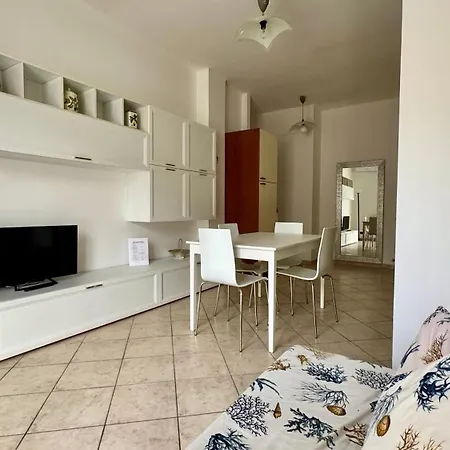 Apartamento Garage Privato Elegante Bilocale